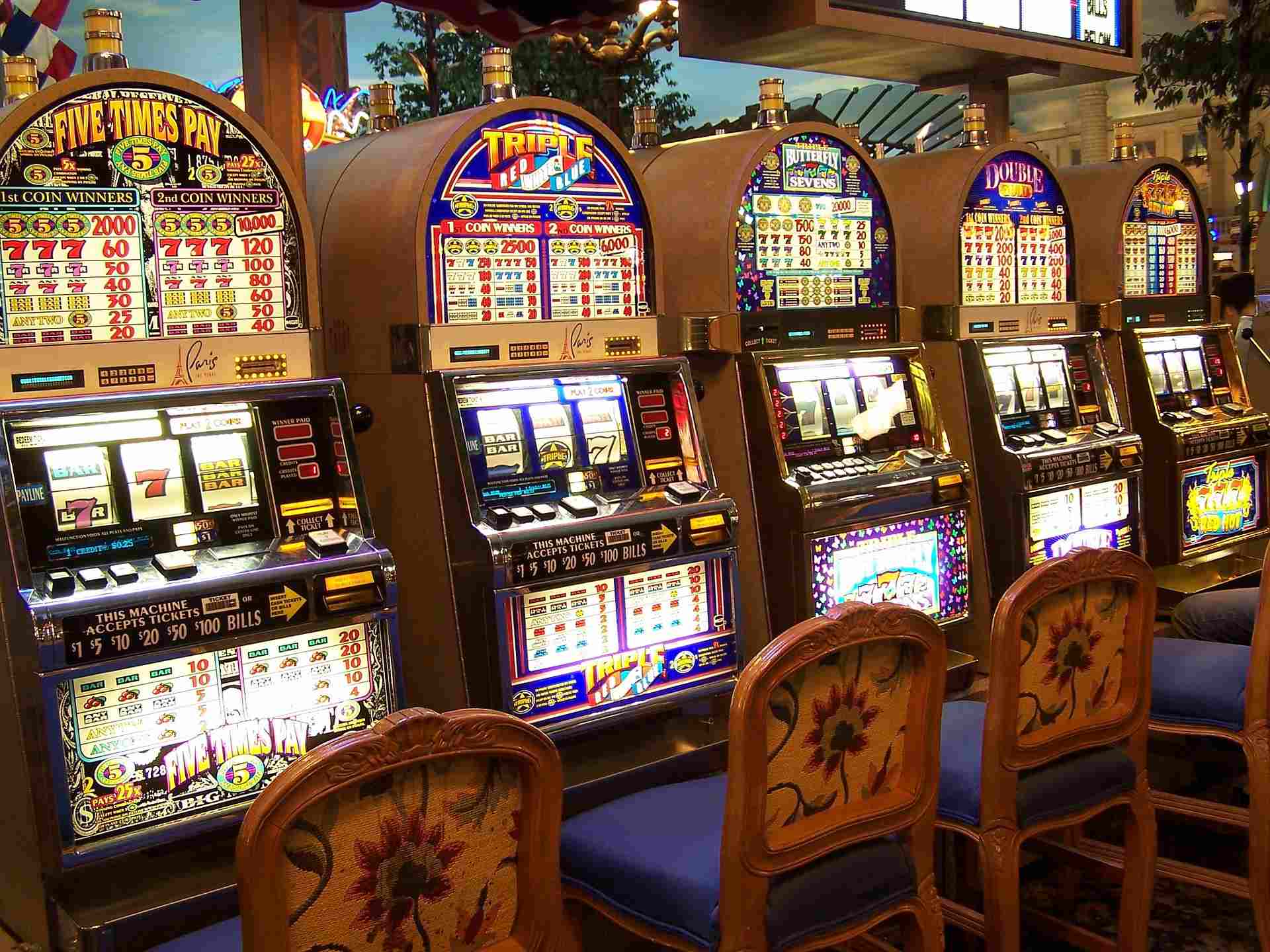 Blick auf Spielautomaten im Casino
